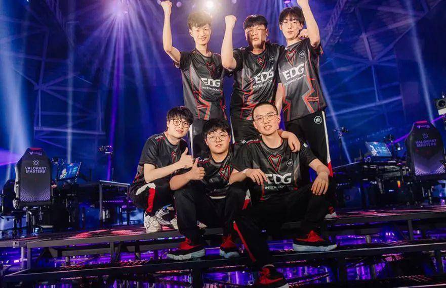 并推动游泳 并推动游泳